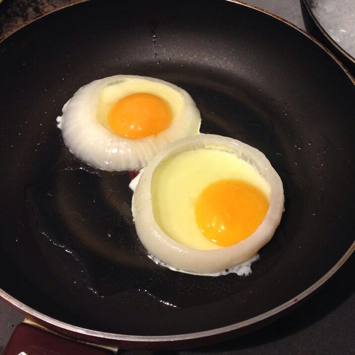 玉ねぎ枠のとろとろ目玉焼き